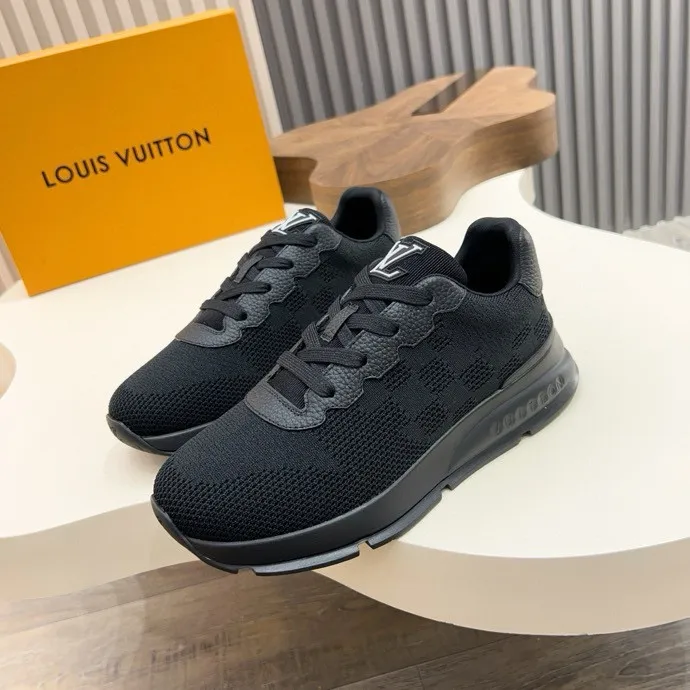 💰 640LV latest sports shoes! Select high-quality Monogram fly-knit fabric and have a square logo on the upper, highlighting the fashion of the 2025 men's series. The high-end and elegant upper made of absorbent film material collides with the dynamic ultra-light sole for texture, and the Louis Vuitton logo embellishes the back and outsole of the shoe.    SIZE 39-44 (38, 46 customized)